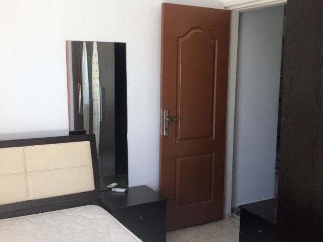2+1 voll möblierte Wohnung zum Verkauf im Bezirk Famagusta Çanakkale Mahallesi Kaliland, nur wenige Gehminuten von der EMU entfernt