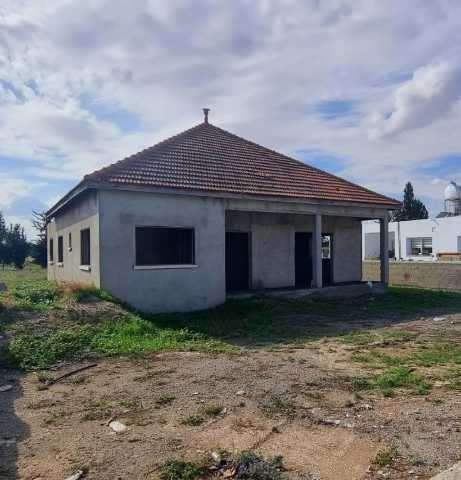 Недостроенный дом и земельный участок площадью шесть соток в деревне Иненю