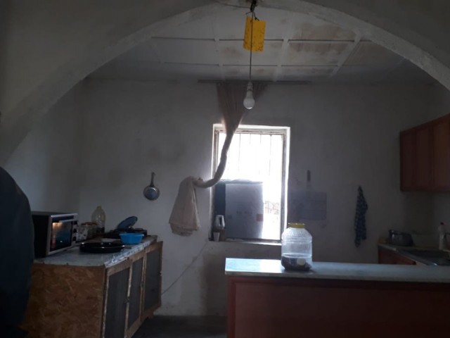 In Iskele Yedikonuk, an old two-arched room, a hall and a 1+1 apartment in very good condition, which is still in use on a large land, is for sale.