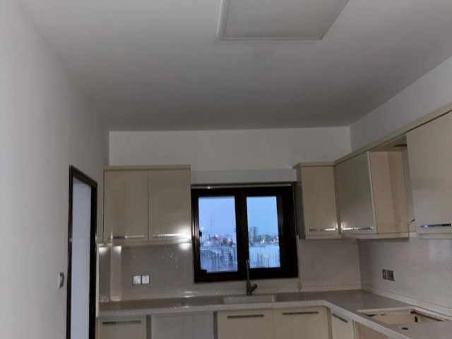 4+1 unfurnished flat in very good condition in Yeni Boğaziçi