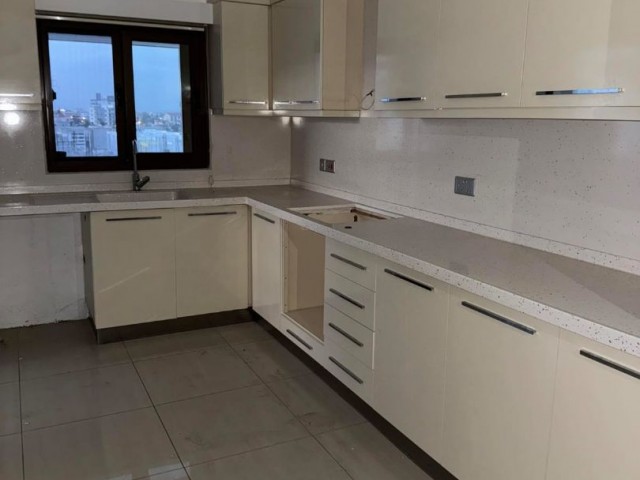 4+1 unfurnished flat in very good condition in Yeni Boğaziçi