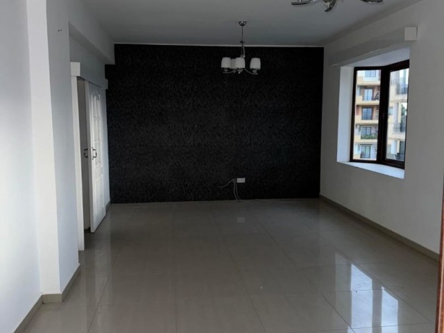 4+1 unfurnished flat in very good condition in Yeni Boğaziçi