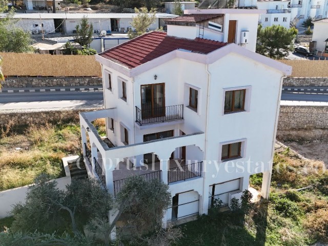 ESENTEPE GİRİŞİNDE  SATILIK / FOR SALE  3+1 VİLLA !