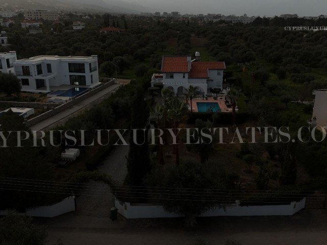 LUXURY VILLA OZANKOY 5+1 TURK KOCANLİ ON A 1.5 DONUM PLOT!