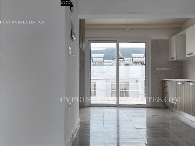 2+1 LUXUS-PENTHOUSE-WOHNUNG IN GIRNE, ZYPERN! 5 GEHMINUTEN VOM GIRNE-MARKT UND DEM ALTEN HAFEN ENTFERNT!