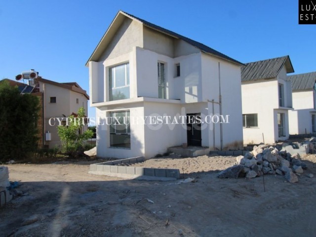 NEUE 2+1 DUPLEX-VILLEN IN KARSIAKA, ZYPERN, 300 METER VOM MEER ENTFERNT!