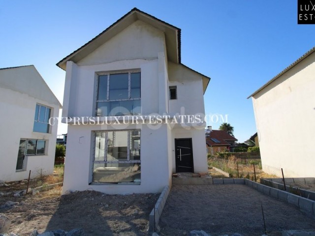 NEUE 2+1 DUPLEX-VILLEN IN KARSIAKA, ZYPERN, 300 METER VOM MEER ENTFERNT!