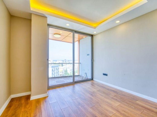 GİRNE MERKEZDE ANA CADDE ÜZERİ DENİZ MANZARALI 3+1 GENİŞ LUX DAİRE