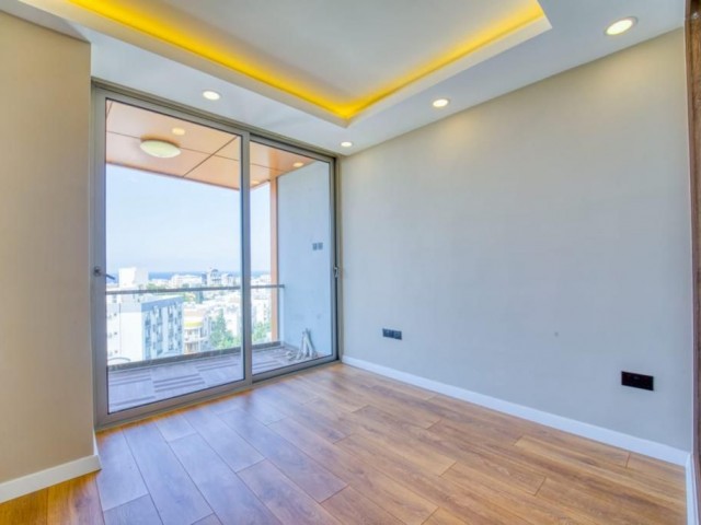 GİRNE MERKEZDE ANA CADDE ÜZERİ DENİZ MANZARALI 3+1 GENİŞ LUX DAİRE