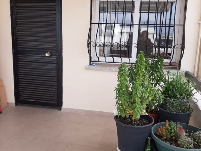 TEILEN SIE DIE GALLIPOLI IN NIKOSIA. 3+2 PENTHOUSE OHNE RENOVIERUNG IN ZENTRALER LAGE ** 