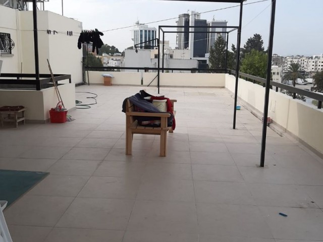 TEILEN SIE DIE GALLIPOLI IN NIKOSIA. 3+2 PENTHOUSE OHNE RENOVIERUNG IN ZENTRALER LAGE ** 