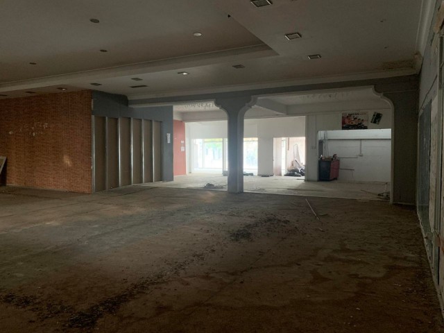 GÜZELYURT MERKEZ DE 1000 M2 KAPALI ALANA SAHİP İŞYERİ 