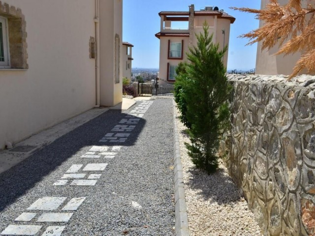 FERTIG VOLLSTÄNDIG FREISTEHENDE TRIPLEX-VILLEN MIT GROSSEM GARTEN IN HAMİTKÖY