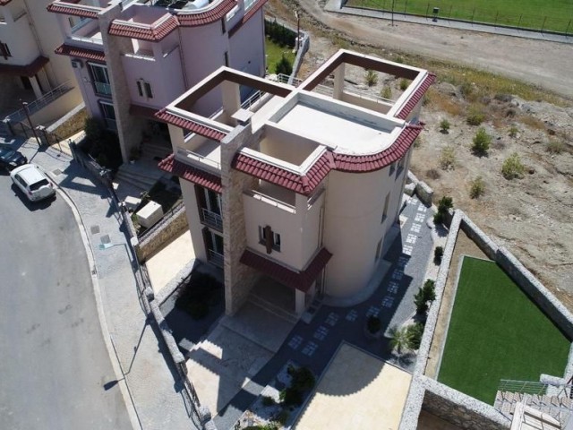 FERTIG VOLLSTÄNDIG FREISTEHENDE TRIPLEX-VILLEN MIT GROSSEM GARTEN IN HAMİTKÖY