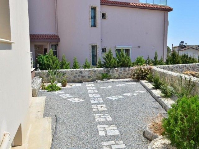 FERTIG VOLLSTÄNDIG FREISTEHENDE TRIPLEX-VILLEN MIT GROSSEM GARTEN IN HAMİTKÖY