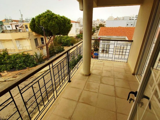 Im zentralen Bereich von Famagusta, komplettes Gebäude mit türkischem Kokan (bestehend aus Keller, einstöckigem Haus und duplexhaus) ** 