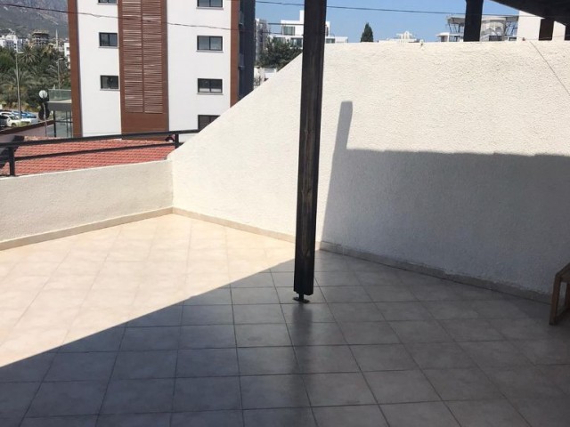 Girne Merkez'de Kar Market bölgesinde kiralık 2 yatak odalı full eşyalı Penthouse..