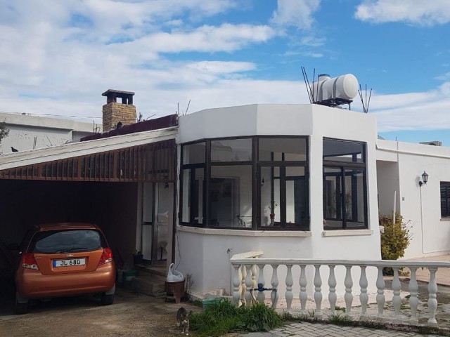Detached house with garden for sale in Girne Karaoğlanoğlu region ** 