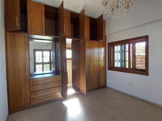 Detached House For Sale in Karşıyaka