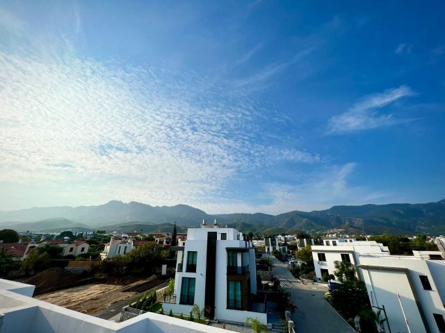 DOPPELVILLA ZU VERKAUFEN MIT BERG- UND MEERBLICK IN ALSANCAK