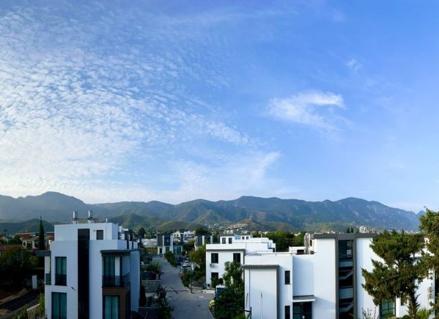 DOPPELVILLA ZU VERKAUFEN MIT BERG- UND MEERBLICK IN ALSANCAK