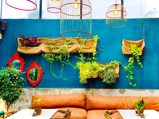 Mağusa'da En Popüler Cadde Olan  Salamis Yolunda Satılık Restaurant