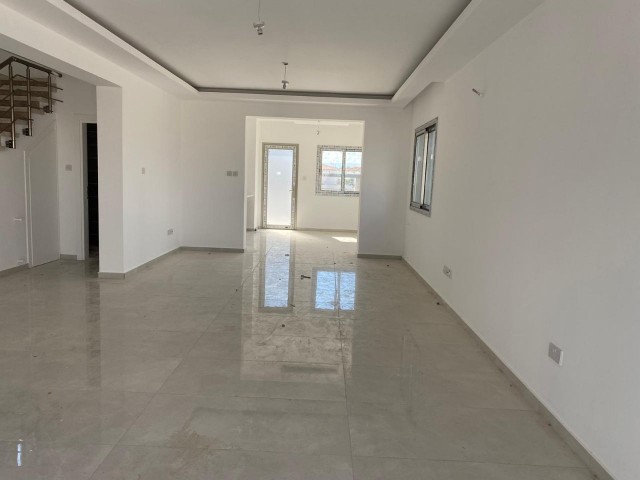 3+1 DUPLEX-VILLEN VON 220M2 ZU VERKAUFEN IN DER REGION GÖNYELİ YENİKENT VERKAUFSPREIS £165.000   AUTORISIERT: ZEHRA ERGENGIL TELEFON: 0548 827 0055 ZYPERN ADA EIGENTUM