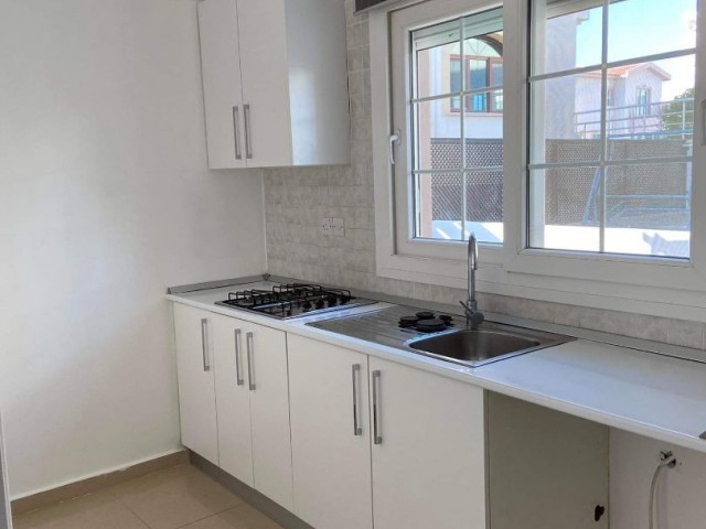 GÖNYELİ YENİKENT BÖLGESİNDE SATILIK 220M2'DEN 3+1 DUPLEX VİLLA SATIŞ FİYATI £165.000   YETKİLİ : ZEHRA ERGENGİL TELEFON : 0548 827 0055 KIBRIS ADA EMLAK