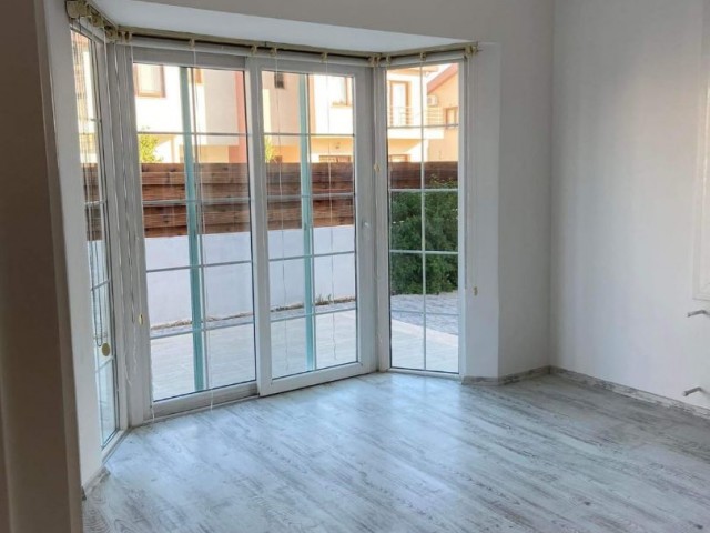 GÖNYELİ YENİKENT BÖLGESİNDE SATILIK 220M2'DEN 3+1 DUPLEX VİLLA SATIŞ FİYATI £165.000   YETKİLİ : ZEHRA ERGENGİL TELEFON : 0548 827 0055 KIBRIS ADA EMLAK