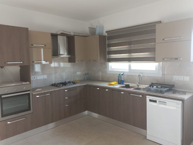 TEILMÖBLIERTE 3+1 VILLA ZU VERMIETEN IN GÖNYELİ. AB £600 MONATLICH 1 VERMIETUNG 2 EINZAHLUNG 1 KOMMISSION.  AUTORISIERT: ZEHRA ERGENGIL TELEFON: 0548 827 0055 ZYPERN ADA EIGENTUM