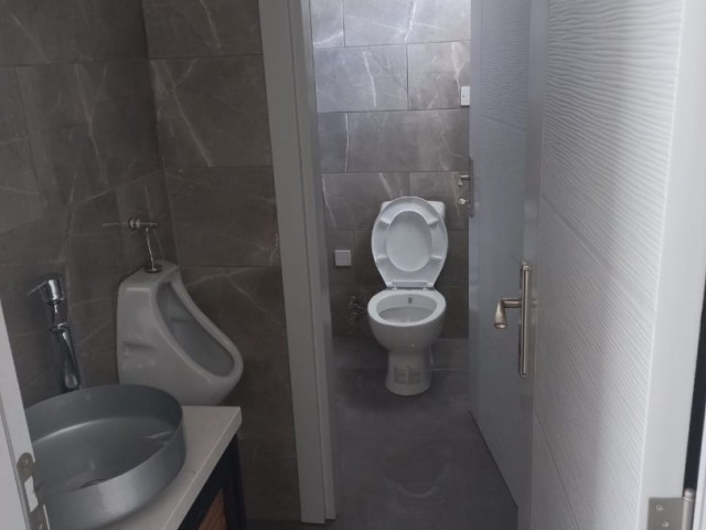 GROUND STREET VON 80M2 ZUR VERMIETUNG IN GÖNYELİ SHOP MIT DOPPELTER TOILETTE MONATLICHE MIETE £800 OFFLINES, TAKEOWAY, BOUTIQUE SIND VERFÜGBAR.  AUTORISIERT: ZEHRA ERGENGIL TELEFON: 0548 827 0055 ZYPERN ADA EIGENTUM