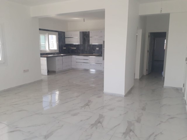 GÖNYELİDE SATILIK 130 m²'DEN 3.CÜKAT YENİ EŞYASIZ TÜRKMALI 3+1 DAİRE.  SATIŞ FİYATI £65.000    YETKİLİ :  ZEHRA ERGENGİL  KIBRIS ADA EMLAK