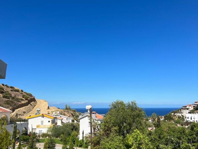 Fantastisches Weinberghaus mit Blick auf die Berge und das Meer