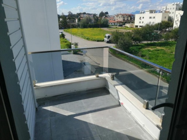 WOHNUNG ZUM VERKAUF IN KÜÇÜK KAYMAKLI MIT TERRASSE