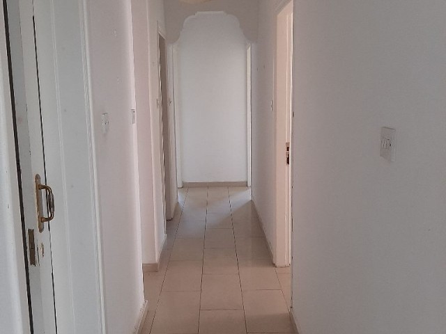 3+1 Wohnung Zum Verkauf Im Zentrum Von Kyrenia!!! / 3+1 Apartment zum Verkauf im Zentrum von Kyrenia ** 