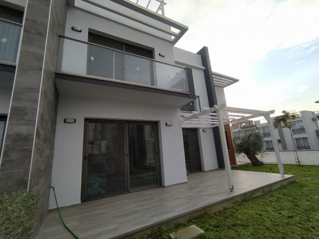 Ozankoy, Lu ① esyali 2+1 neue Wohnungen, Letzte 1 mit Garten, Terrasse, Gemeinschaftspool, 100m zur Autobahn +905428777144 Llogarapp ** 