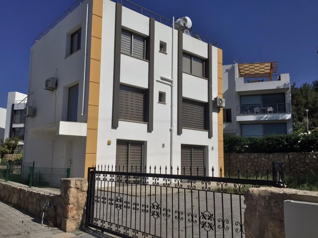 3 ZIMMER 2 WOHNZIMMER DOPPELVILLA ZUR MIETE MIT VOLLEM MEERBLICK IN KYRENIA CIKLOS... ** 