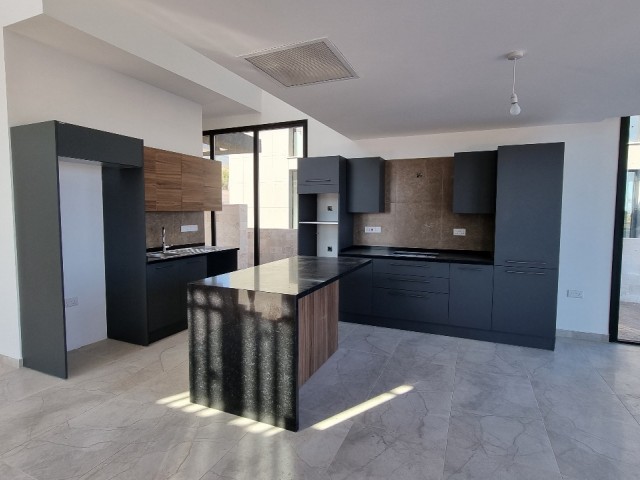 GIRNE - YESILTEPE' DE KESILMEZ MANZARASI ILE MODERN DIZAYN VILLA 