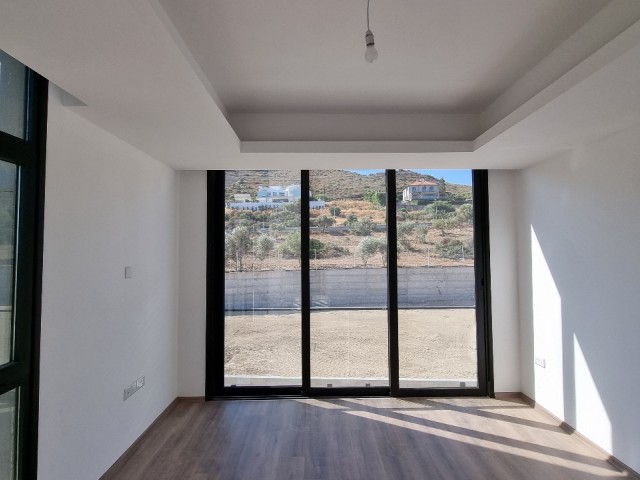 GIRNE - YESILTEPE' DE KESILMEZ MANZARASI ILE MODERN DIZAYN VILLA 