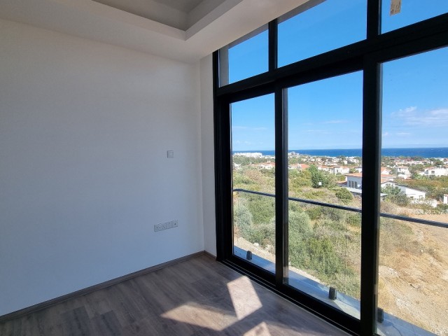 GIRNE - YESILTEPE' DE KESILMEZ MANZARASI ILE MODERN DIZAYN VILLA 