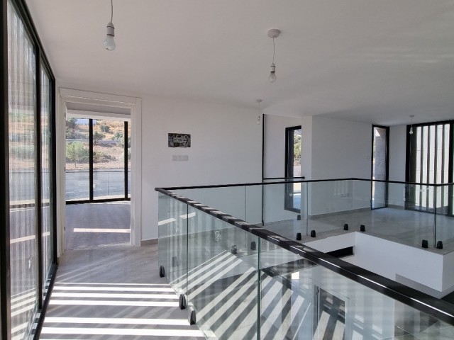 GIRNE - YESILTEPE' DE KESILMEZ MANZARASI ILE MODERN DIZAYN VILLA 