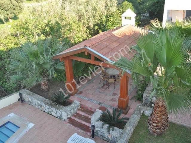 TÄGLICH 5+2 VILLA MIT PRIVATEM POOL MIT MEERBLICK IN KYRENIA ALSANCAKTA ** 