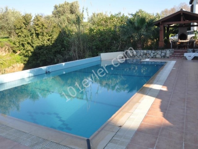 TÄGLICH 5+2 VILLA MIT PRIVATEM POOL MIT MEERBLICK IN KYRENIA ALSANCAKTA ** 