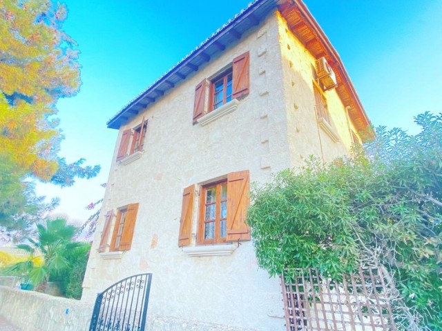 ALSANCAK TA KİRALİK  3+1 VİLLA  ( kıbrıs evi ) 