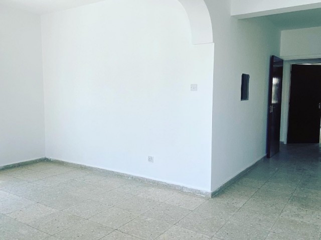 3+1 TÜRKISCHE KOCHNISCHE WOHNUNG IM ZENTRUM VON KYRENIA ** 