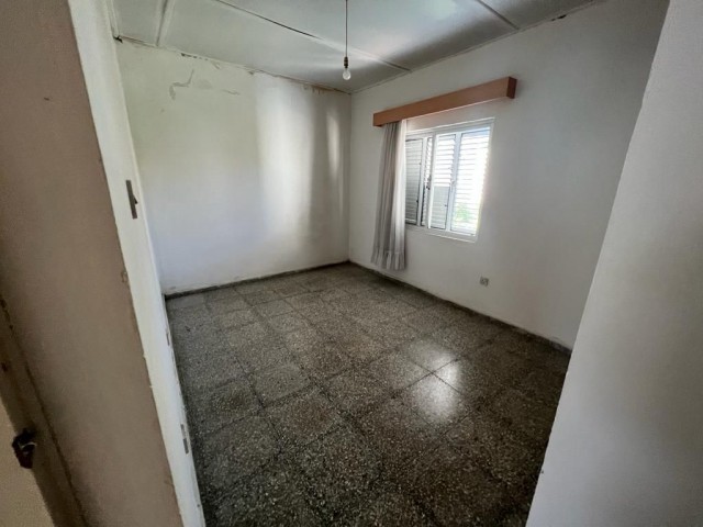 3+1 FREISTEHENDE SCHNÄPPCHEN WOHNUNG IM ZENTRUM VON KYRENIA!!! ** 