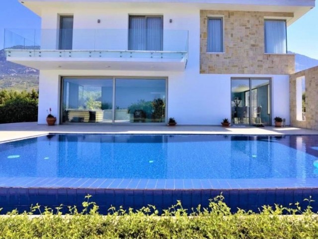 EINZIGARTIGE VILLA MIT 3 SCHLAFZIMMERN IN KYRENIA-LAPTA