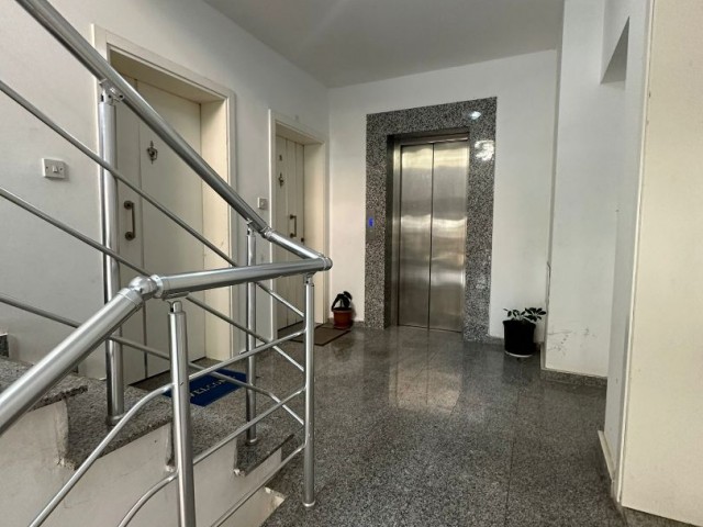 3+1 DUBLEX-PENTHOUSE ZUM VERKAUF IM ZENTRUM VON KYRENIA