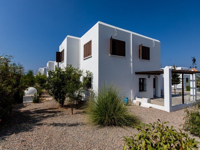 GERÄUMIGE HELLE VILLA MIT PRIVATEM GARTEN MIT MEER- UND BERGBLICK 5 MINUTEN VOM STRAND ENTFERNT