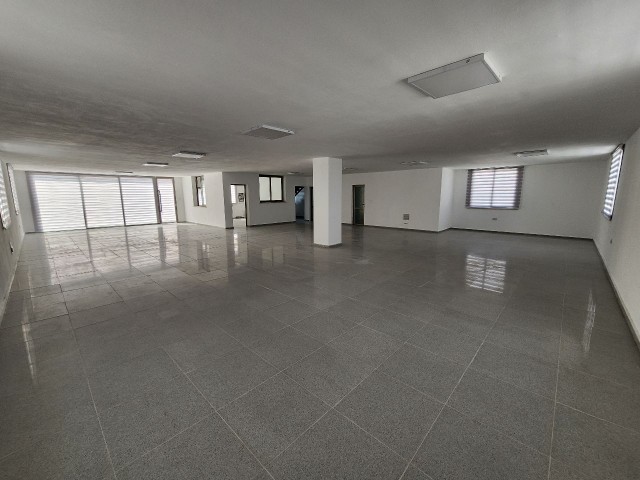 Catalkoy,  800m2 3 katlı kiralik yer +905428777144 English,  Türkçe,  Русский 